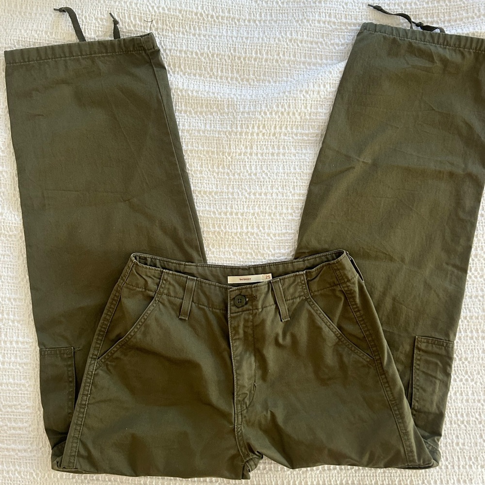 levi’s ‘94 baggy army green pants
cinch’s at bottom if desired 
*lightly worn
